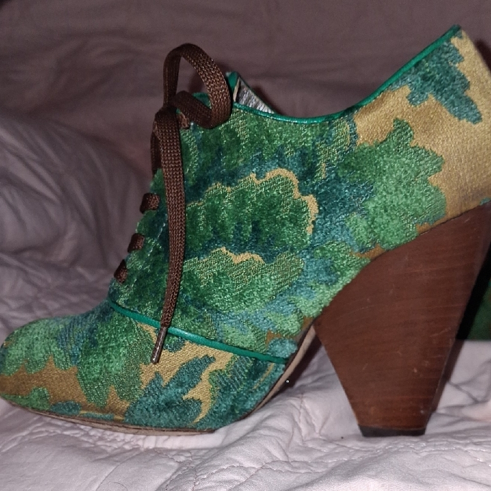 Dolce & Gabbana Green and Tan Lace-Up Heels - Picture 7 of 16